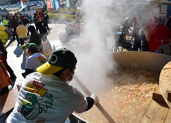 大鍋でつくるこしがや鴨ネギ鍋